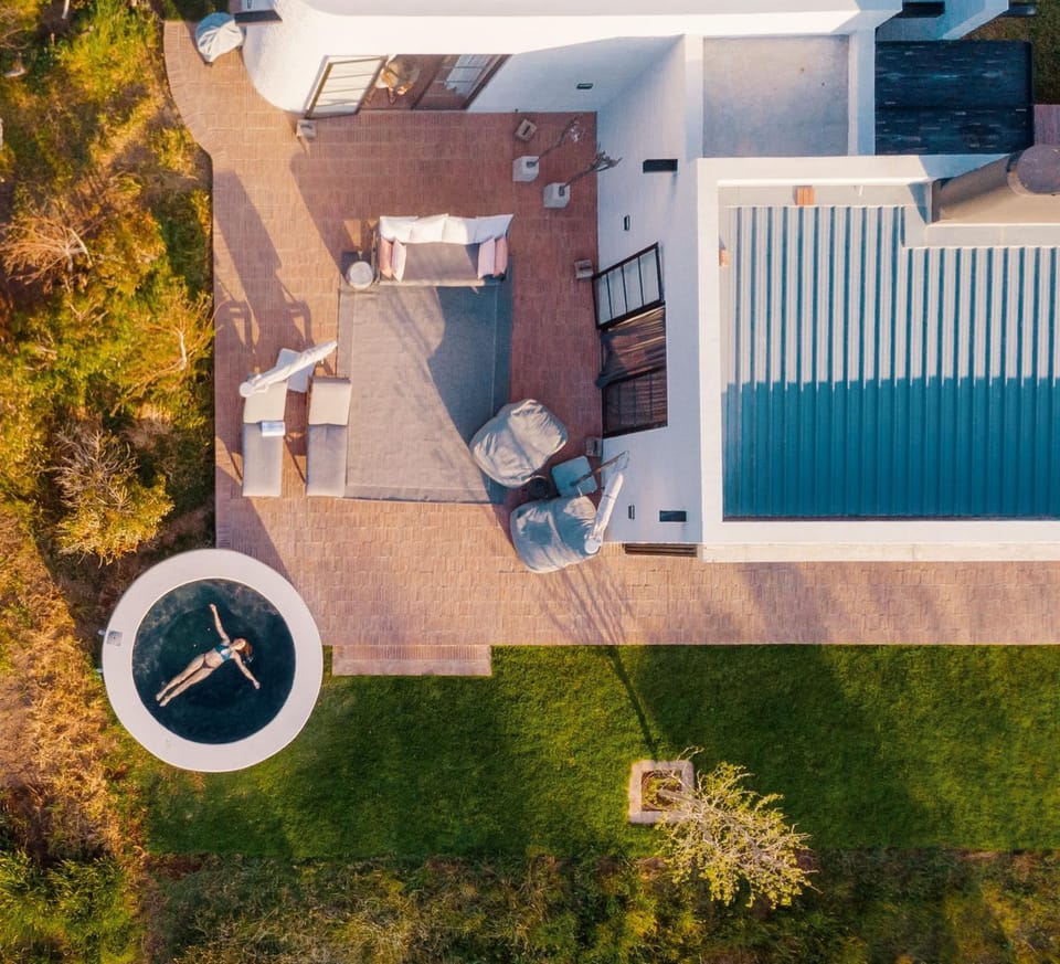 Patio, Swimming pool, sunbed