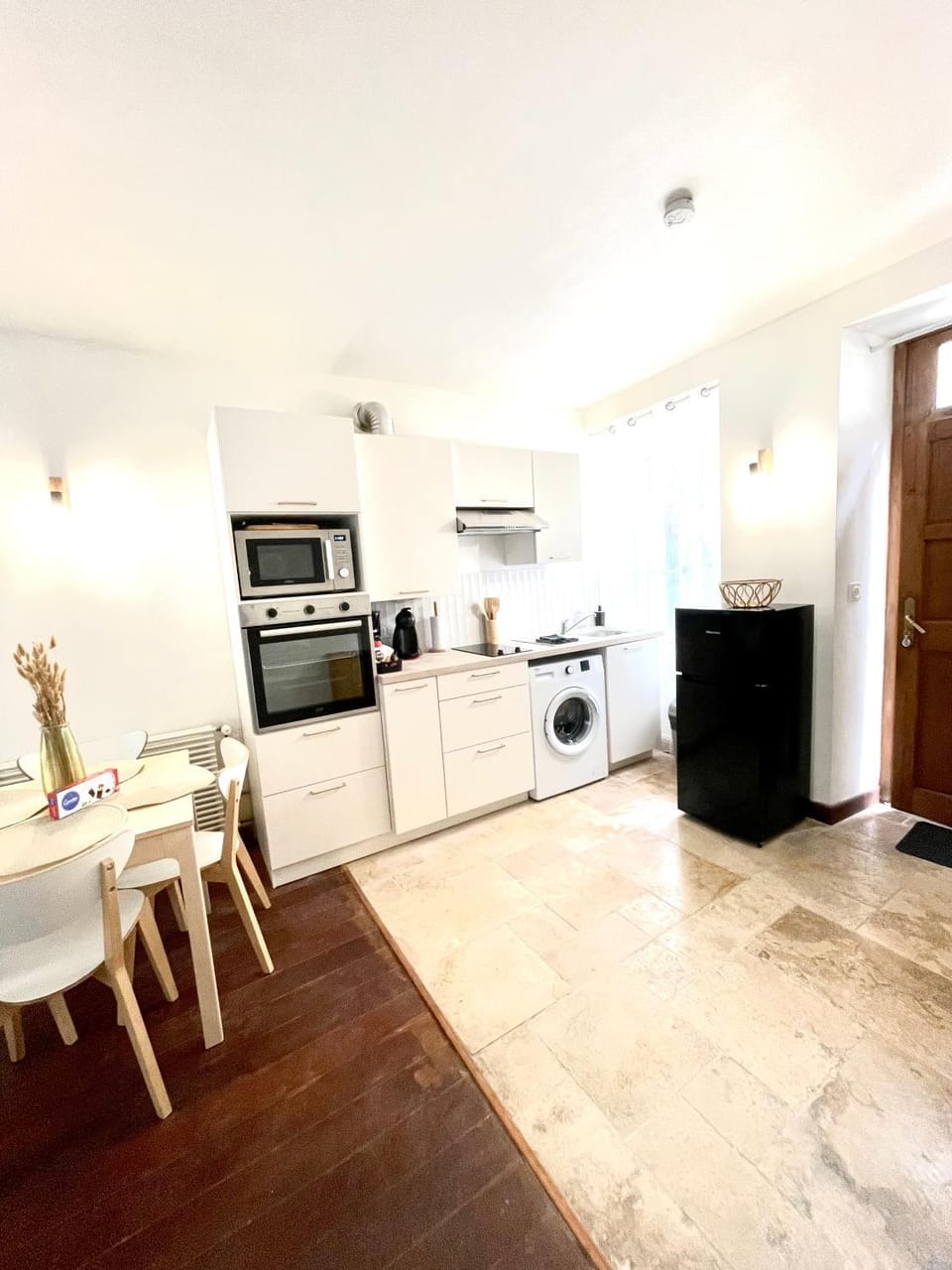 Kitchen or kitchenette, minibar, stove