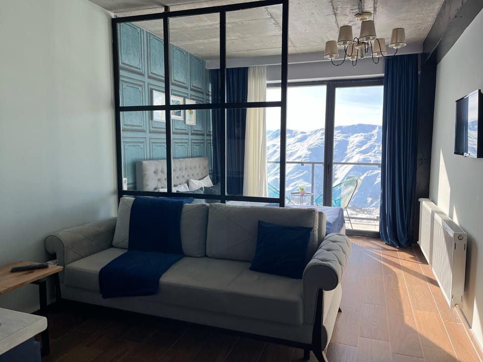 Natural landscape, TV and multimedia, Living room, Seating area