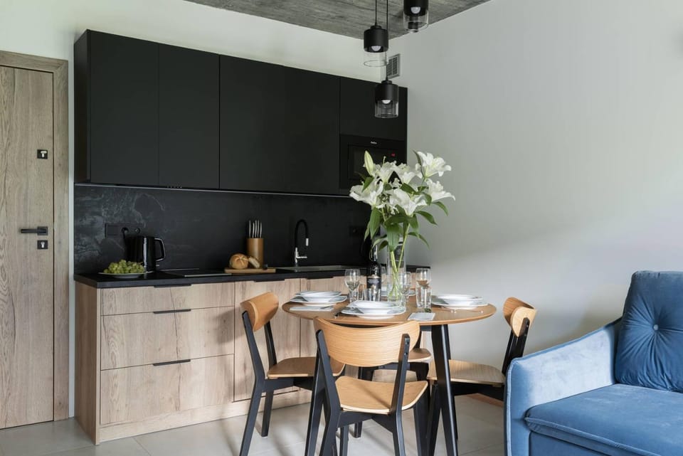 Kitchen or kitchenette, Dining area