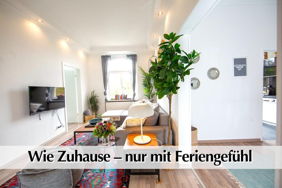 Communal lounge/ TV room, TV and multimedia, Evening entertainment, Text overlay