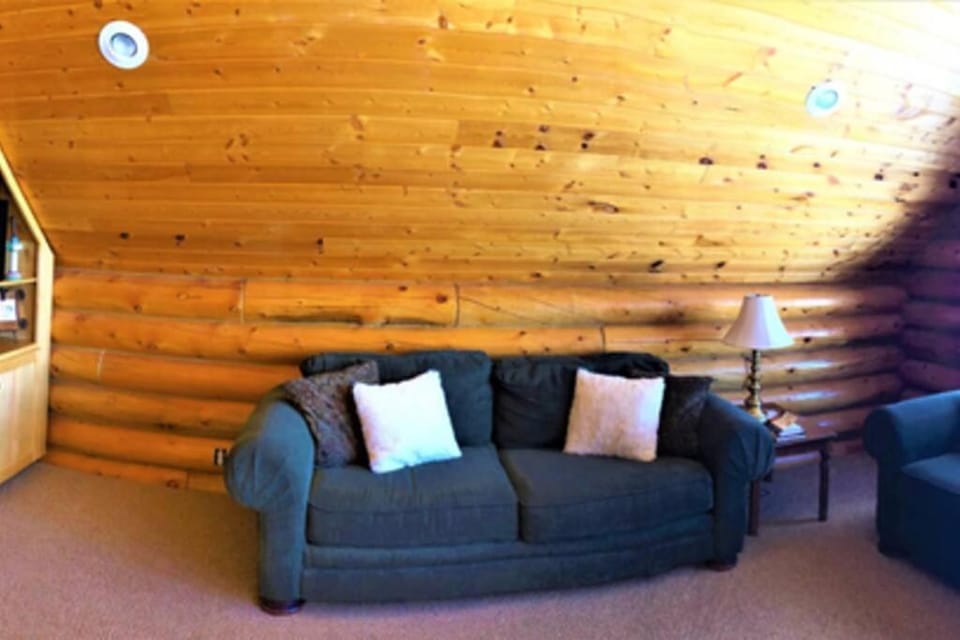 Red Rock Ranch Log Cabin: Large, Fully Furnished Cabin in Escalante