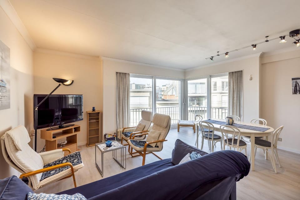 TV and multimedia, Living room, Seating area, Dining area, Evening entertainment