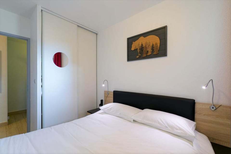 Bed, Photo of the whole room, Bedroom, wardrobe