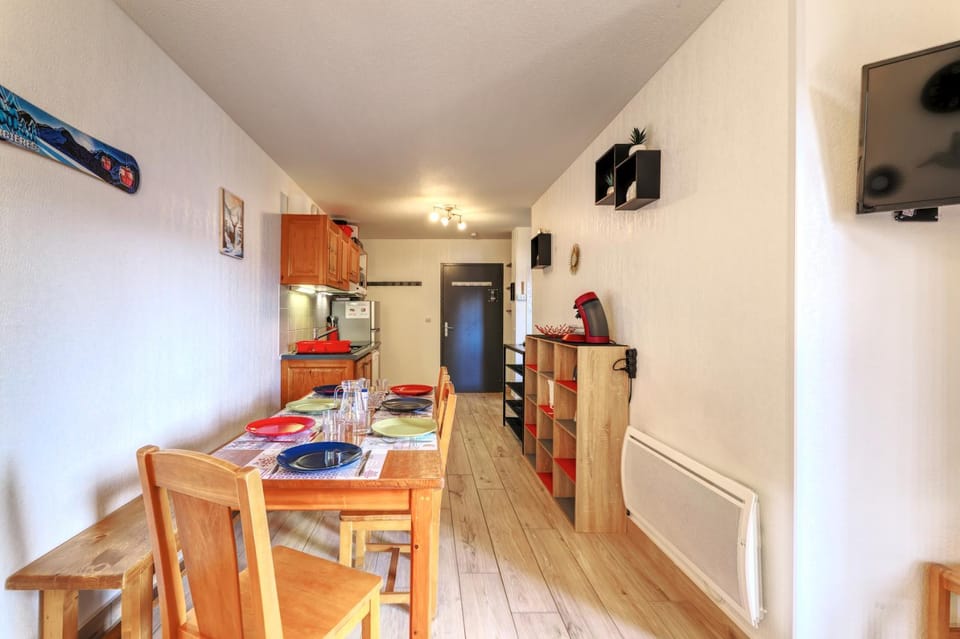 TV and multimedia, Kitchen or kitchenette, Living room, Dining area, stove
