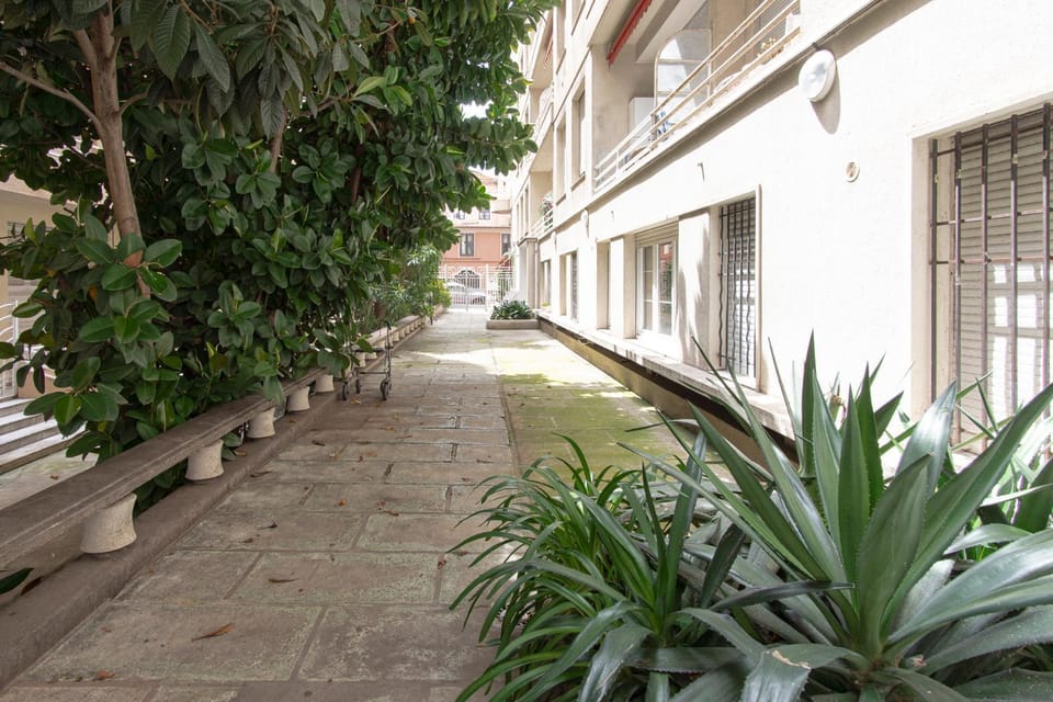 Facade/entrance, Inner courtyard view