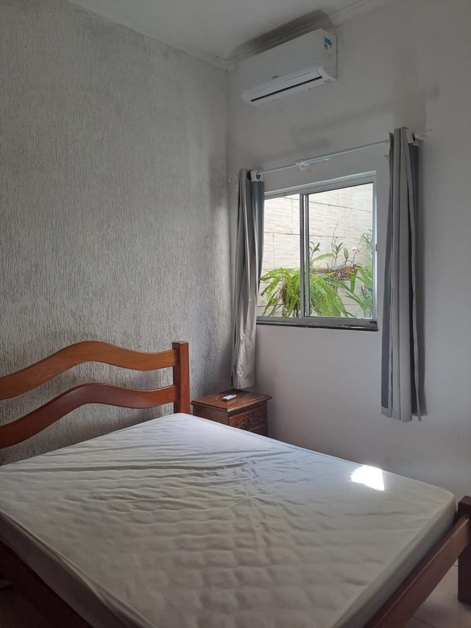 Bed, air conditioner