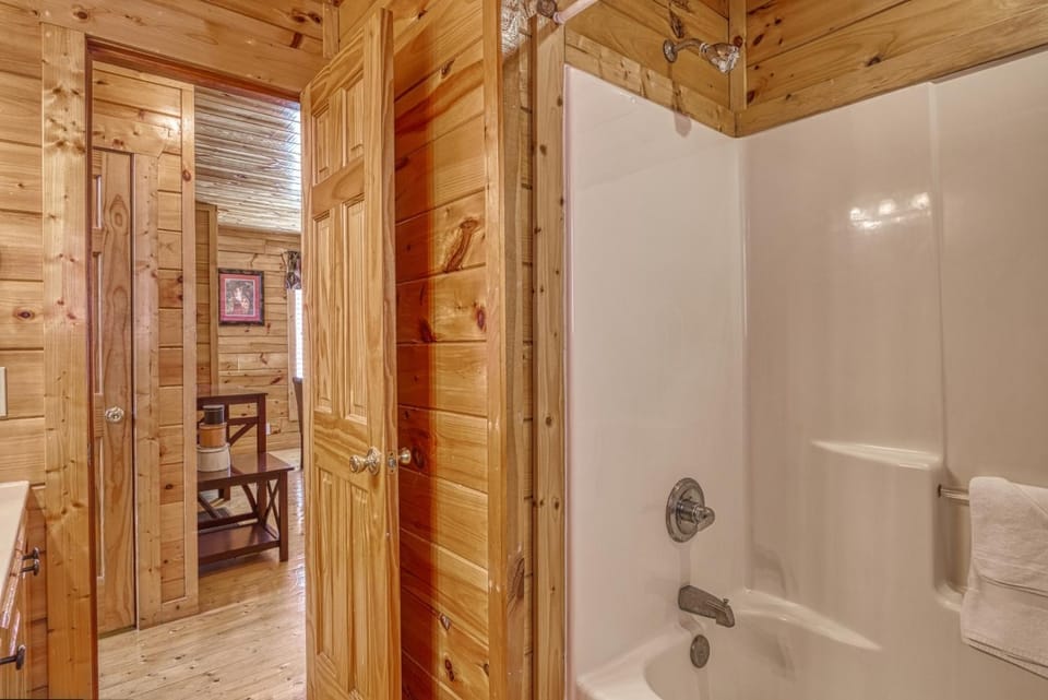 The Majestic View, Hot Tub, Mtn Views, WIFI, 560 FREE tickets each paid day Chalet in Sevier County