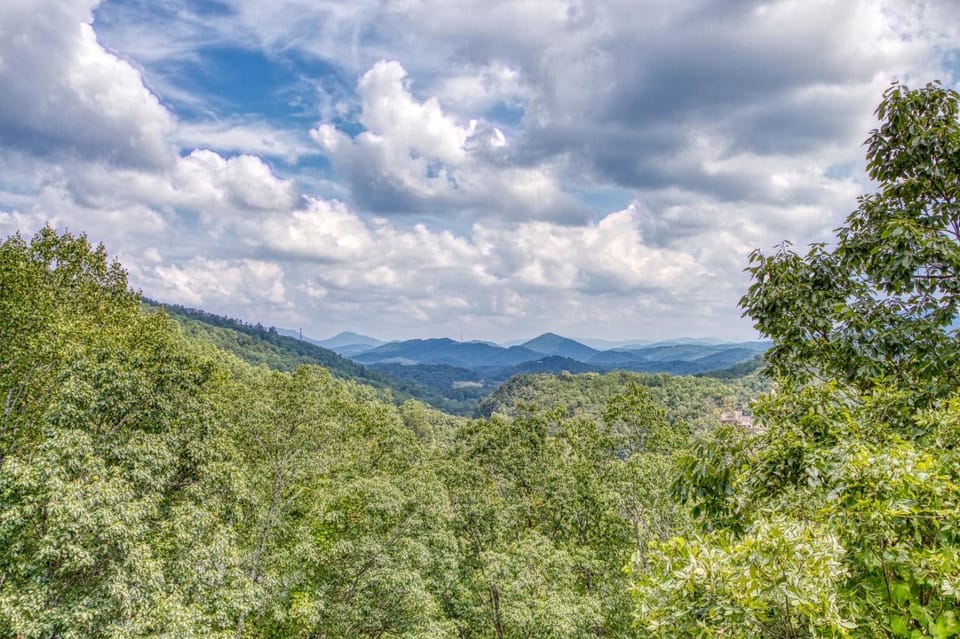 The Majestic View, Hot Tub, Mtn Views, WIFI, 560 FREE tickets each paid day Chalet in Sevier County