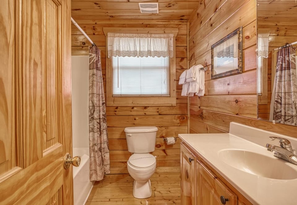 The Majestic View, Hot Tub, Mtn Views, WIFI, 560 FREE tickets each paid day Chalet in Sevier County