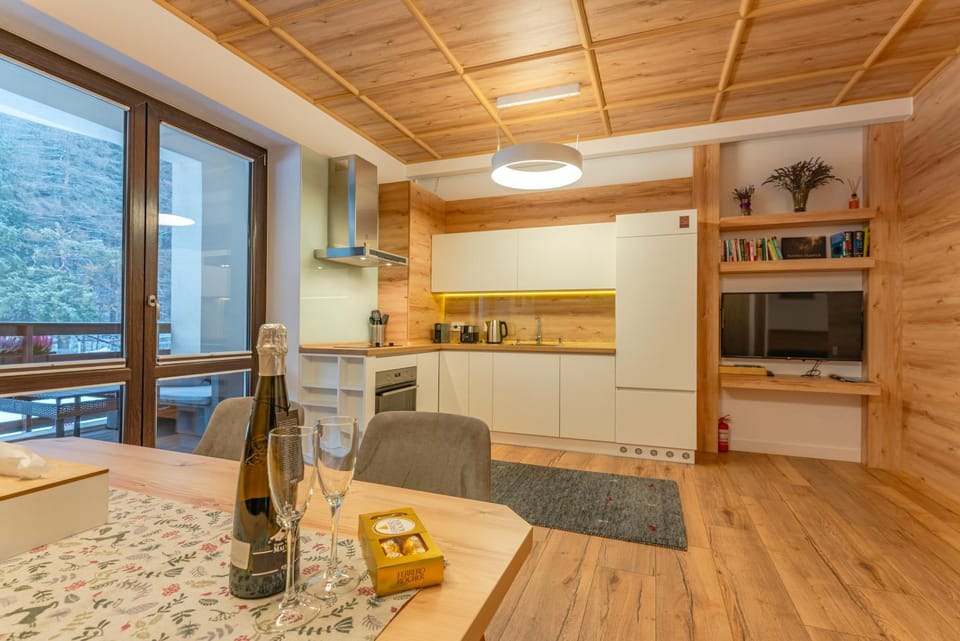 TV and multimedia, Kitchen or kitchenette, Living room, Dining area