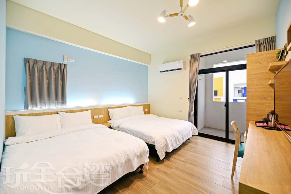 Photo of the whole room, Bedroom