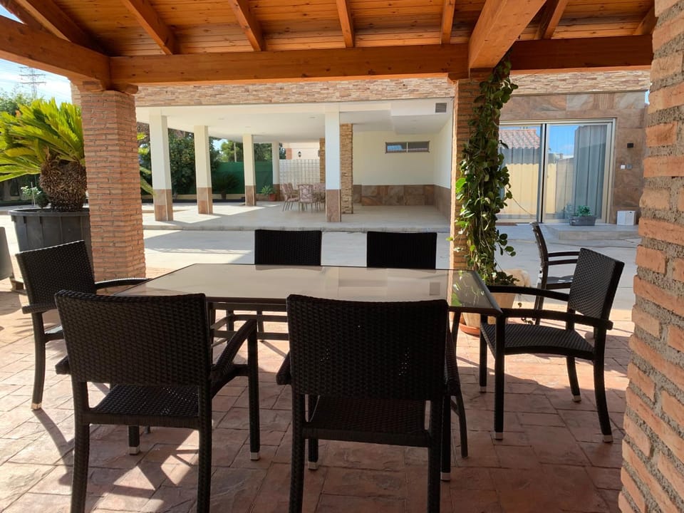 Patio, BBQ facilities