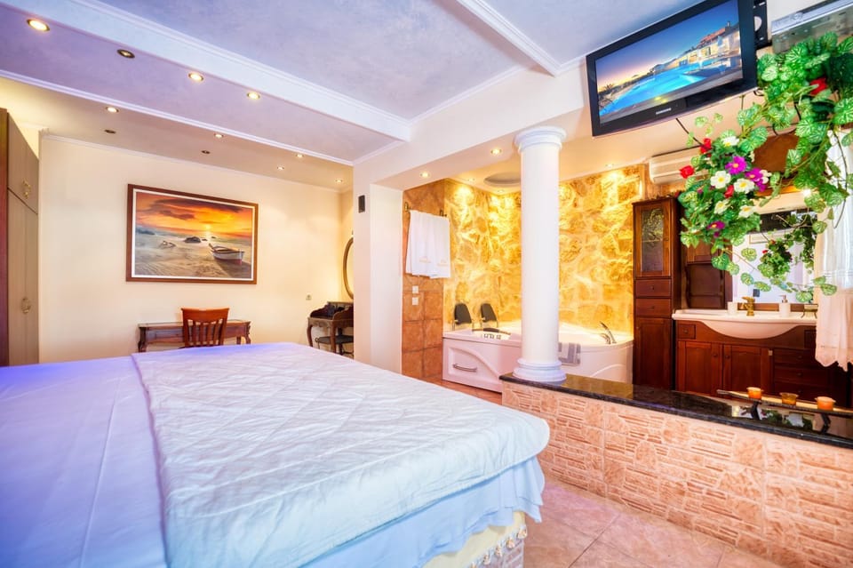 Bed, Hot Tub, TV and multimedia, Bedroom, towels