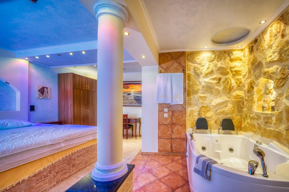 Bed, Hot Tub, Bedroom, Bath, towels