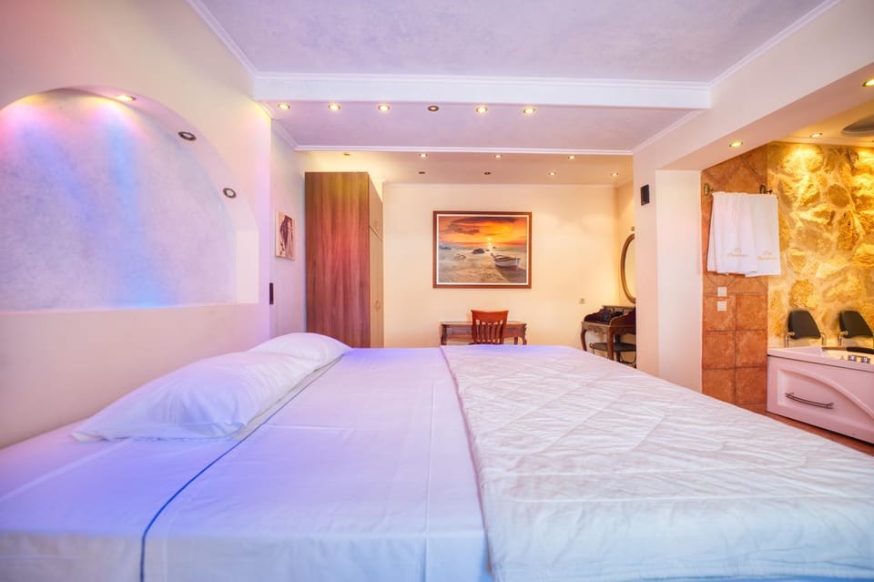 Bed, Hot Tub, Bedroom, towels