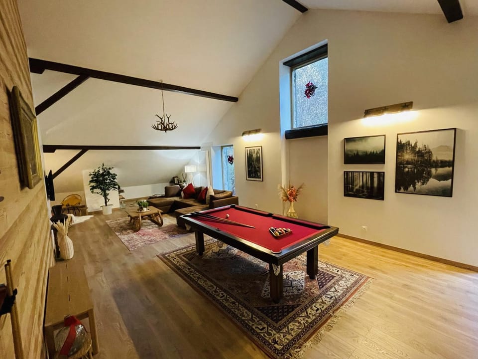 Communal lounge/ TV room, Billiard, Library, Living room, Seating area, children