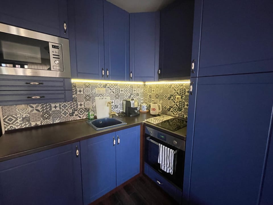 Coffee/tea facilities, Kitchen or kitchenette, microwave, minibar, oven, stove