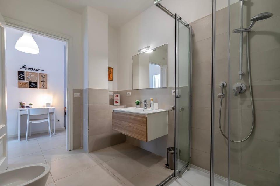 Shower, Toilet, Bathroom, Photo of the whole room, towels