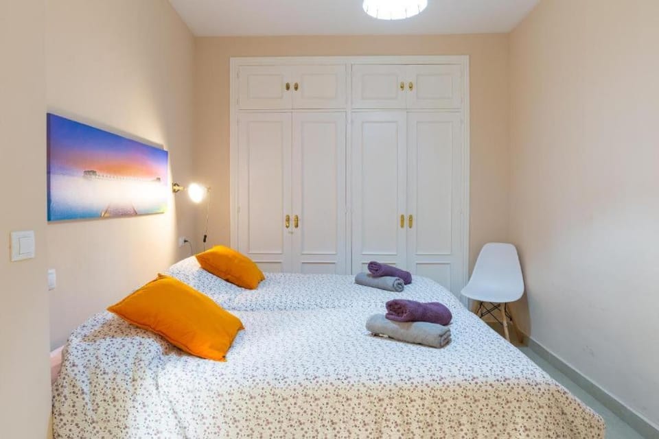 PLAZA MERCED PATIO-PARKING GRATIS jinetes3 Apartment in Malaga