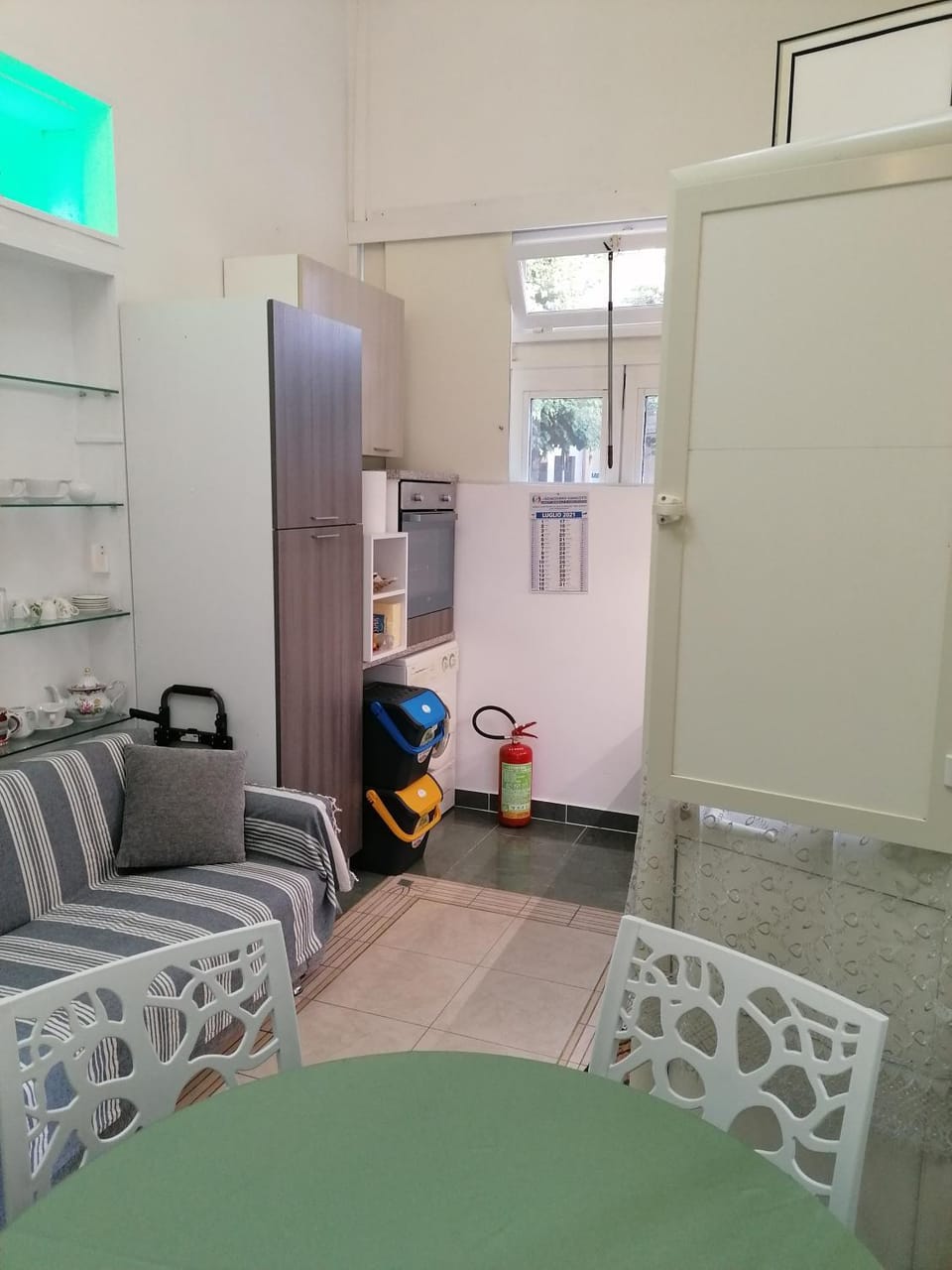 Kitchen or kitchenette, Seating area, Dining area