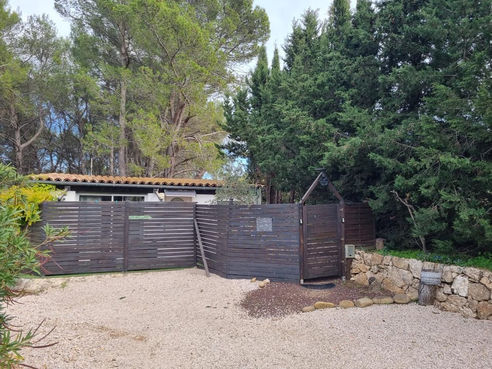 A l'Orée des pins - Gite et spa de 30 m2- Options Home Cinéma, Romantique Bed and Breakfast in French Riviera