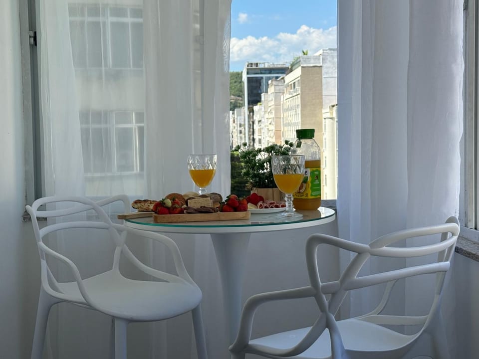 Apartamento c/vista p o mar no Leme Apartment in Rio de Janeiro