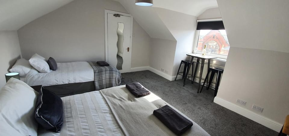 Free Parking, Huge 4 King Bedroom Townhouse, Fast WIFI, Fully Equipped Kitchen, 15 min drive to Nissan, 20 min to Newcastle Sunderland, Ideal for Long Term Contractor etc Stays, Regular Housekeeping Option - Dwellcome Home Ltd - See Our Site for Assurance Apartment in South Shields