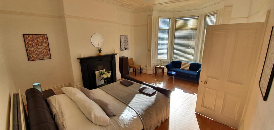 Free Parking, Huge 4 King Bedroom Townhouse, Fast WIFI, Fully Equipped Kitchen, 15 min drive to Nissan, 20 min to Newcastle Sunderland, Ideal for Long Term Contractor etc Stays, Regular Housekeeping Option - Dwellcome Home Ltd - See Our Site for Assurance Apartment in South Shields