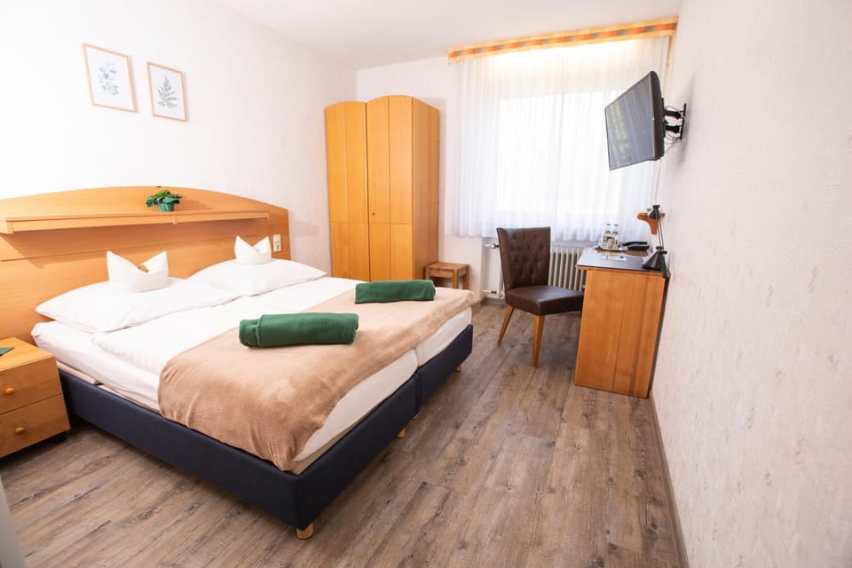 Bed, TV and multimedia, Photo of the whole room, Bedroom, wardrobe