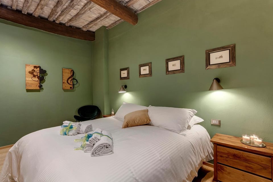 Photo of the whole room, Bedroom