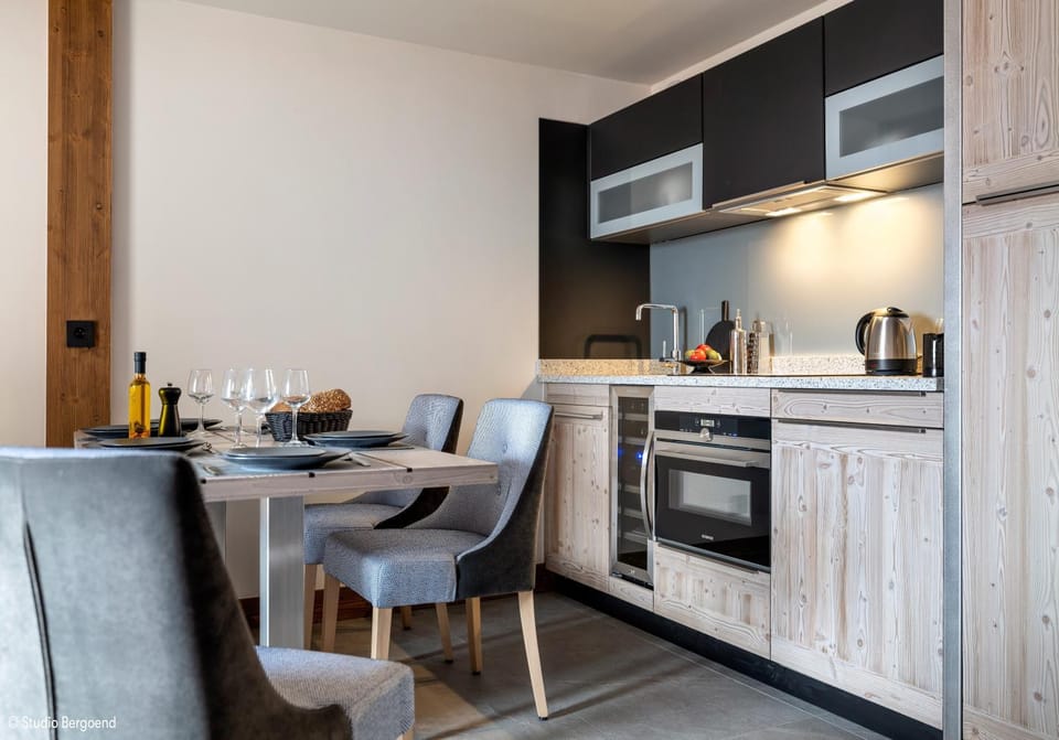 Kitchen or kitchenette, Dining area