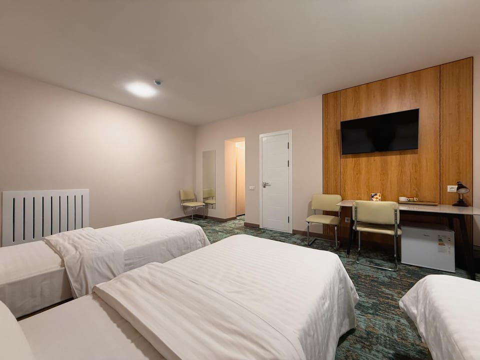 Bed, TV and multimedia, Photo of the whole room, Bedroom