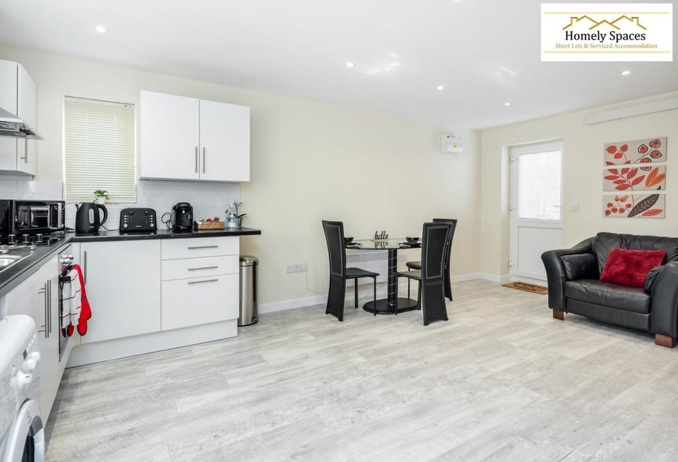 Coffee/tea facilities, Kitchen or kitchenette, Living room, Decorative detail, Seating area, Dining area