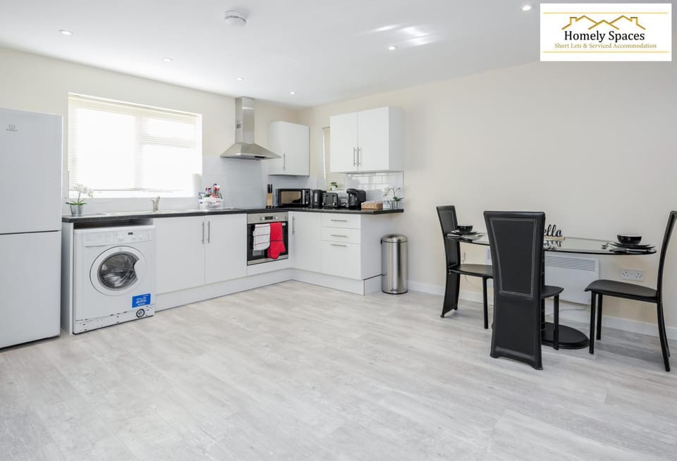 Coffee/tea facilities, Kitchen or kitchenette, Decorative detail, Dining area, washing machine