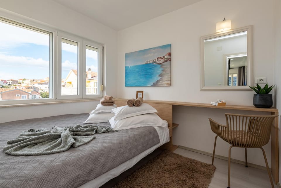 Bed, Photo of the whole room, Bedroom, towels