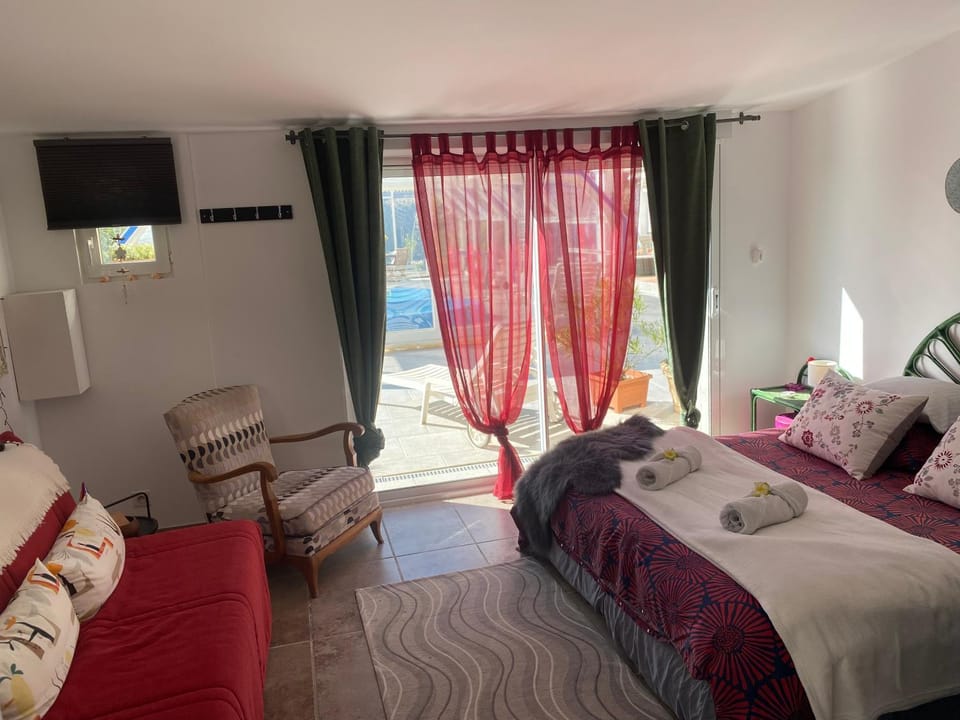 Bed, Living room, Photo of the whole room, Bedroom, towels