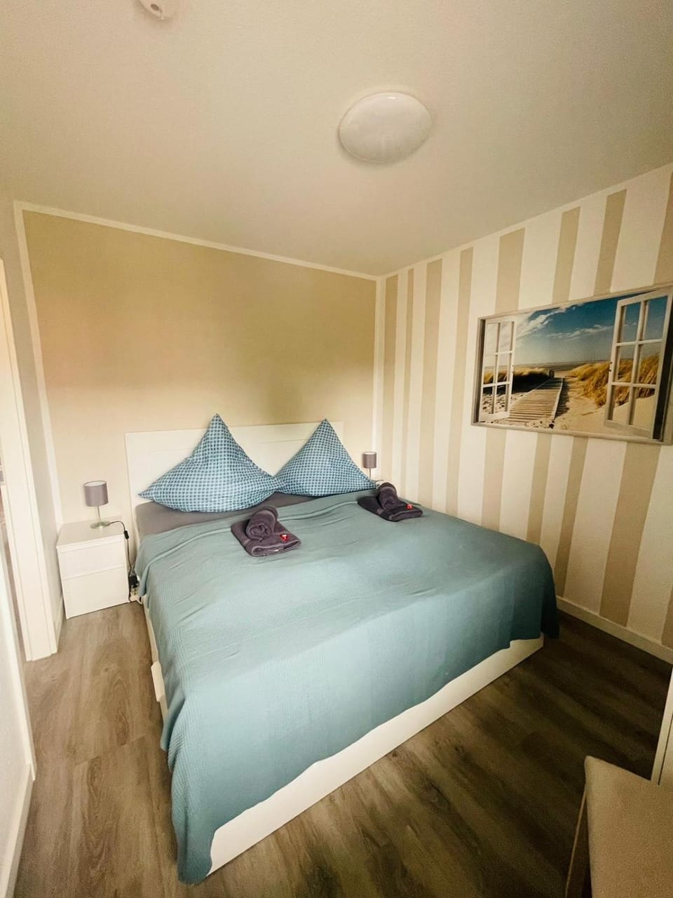 Bed, Photo of the whole room, Bedroom, towels