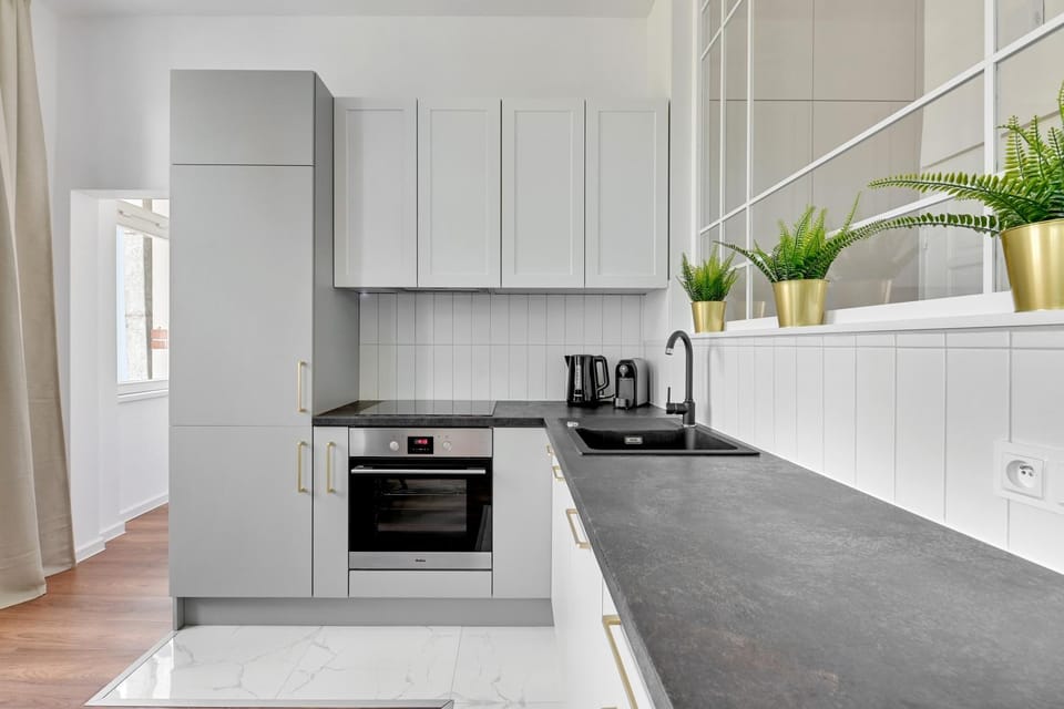 Coffee/tea facilities, Kitchen or kitchenette, stove
