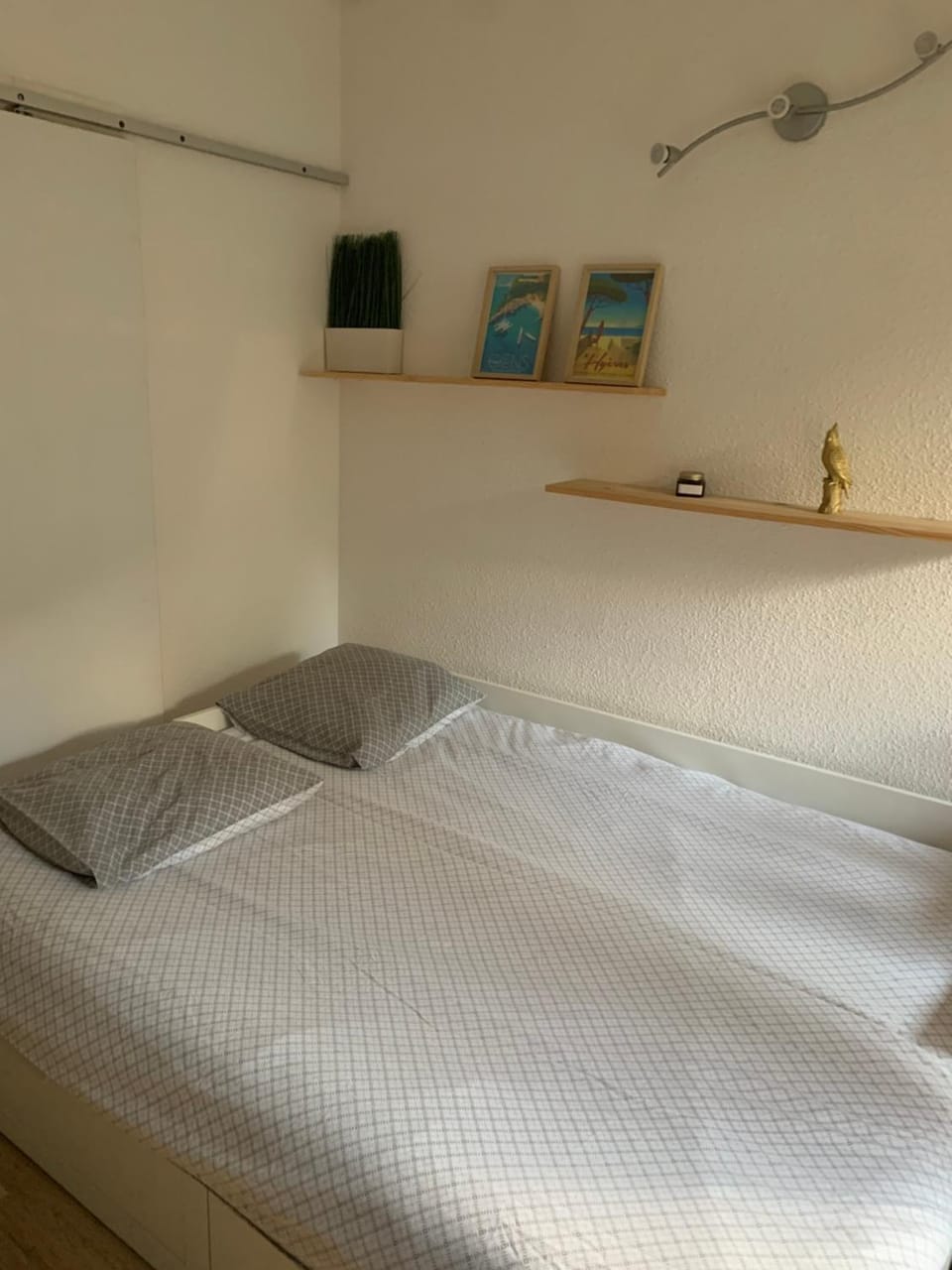 Studio climatisé avec wifi au calme sur le port. Apartment in Hyères