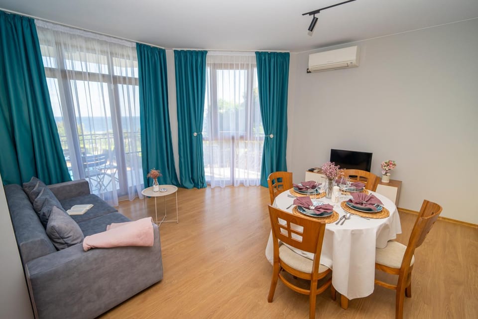 Communal lounge/ TV room, TV and multimedia, Living room, Dining area, Swimming pool, air conditioner