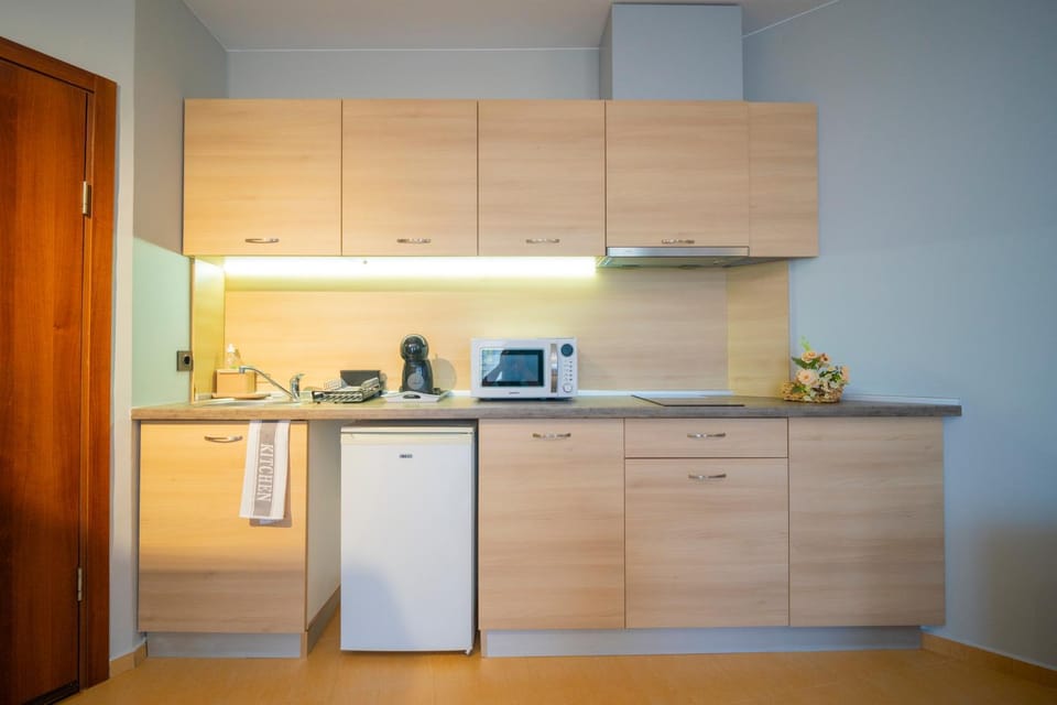 Coffee/tea facilities, Kitchen or kitchenette, microwave, stove