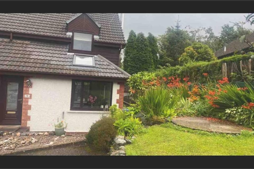 Contemporary Highland House close to town and Ben Nevis House in Fort William