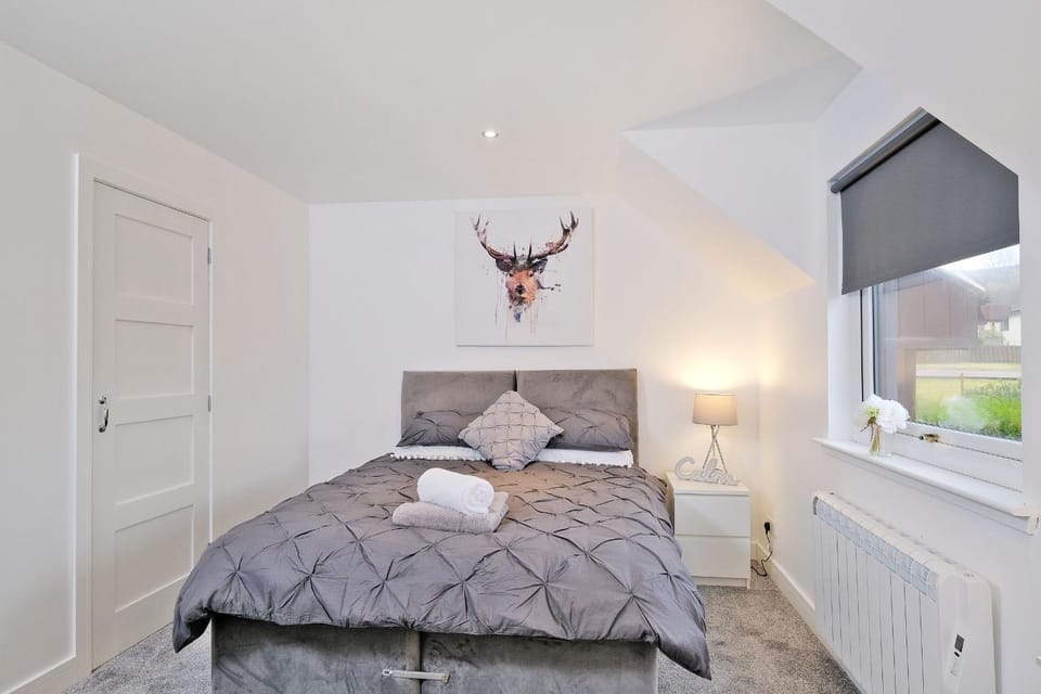 Contemporary Highland House close to town and Ben Nevis House in Fort William