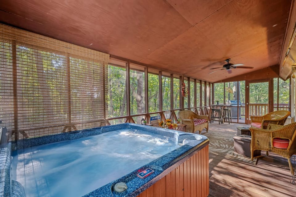 Hot Tub, Seating area