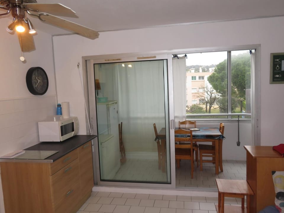 Studio cabine avec loggia vitrée proche plage et commerces à Sète - FR-1-338-406 Cabin in Occitanie