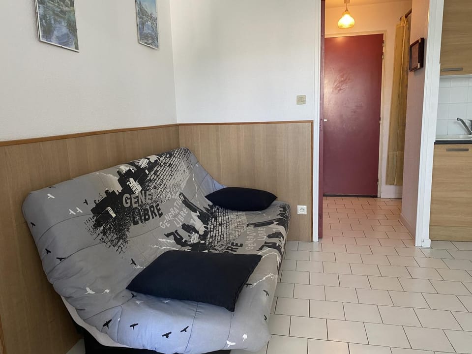 Studio cabine avec loggia vitrée proche plage et commerces à Sète - FR-1-338-406 Cabin in Occitanie