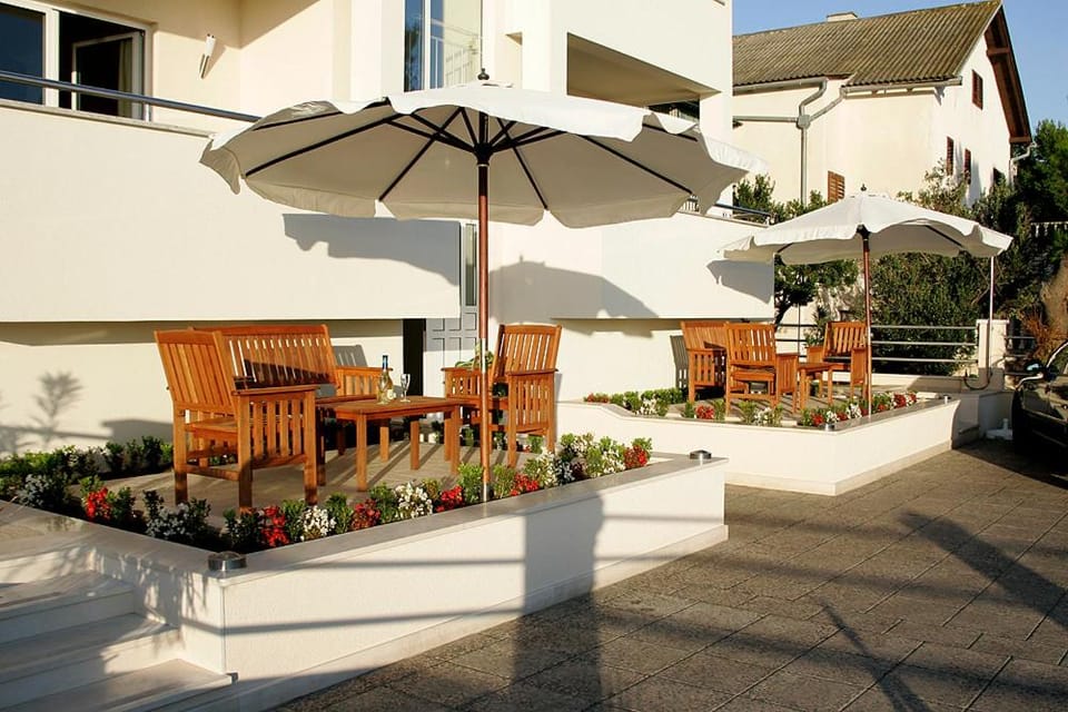 Communal lounge/ TV room, Balcony/Terrace