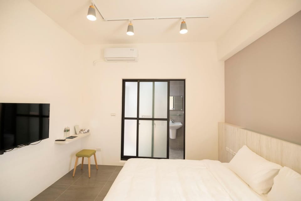 Bed, TV and multimedia, Photo of the whole room, Bedroom, air conditioner