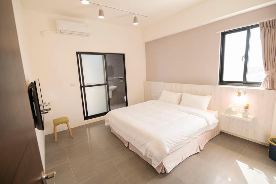 Bed, TV and multimedia, Photo of the whole room, Bedroom, internet, air conditioner